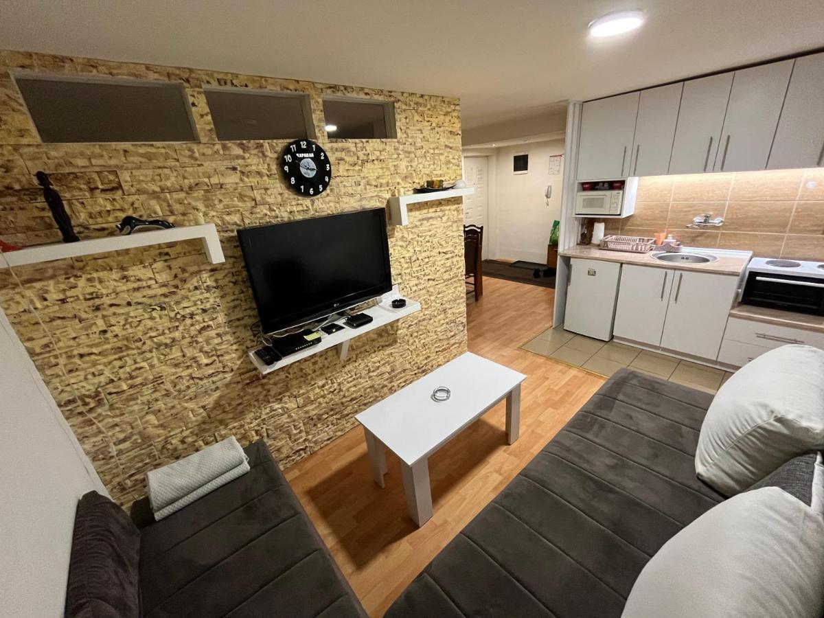 Carapan Lägenhet Kruševac Exteriör bild